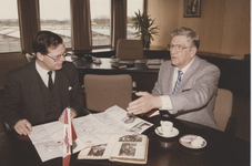 F014729 John Cornish, de enige overlevende van de in 1943 neergestorte Lancaster bommenwerper bracht met zijn ...