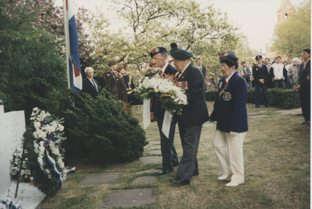 F014735 Bezoek van Canadezen aan IJsselmuiden in mei 1995 ter gelegenheid van 50 jaar bevrijding..