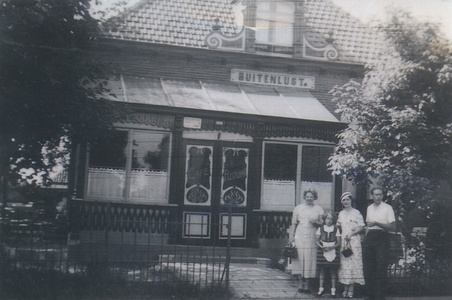 F014767 IJsselmuiden cafe Buitenlust aan de Burgemeester van Engelenweg nabij de Rembrandtstraat.