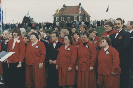 F014770 Opening van het Zalker veer op 11 november 1996 door minister Annemarie Jorritsma.