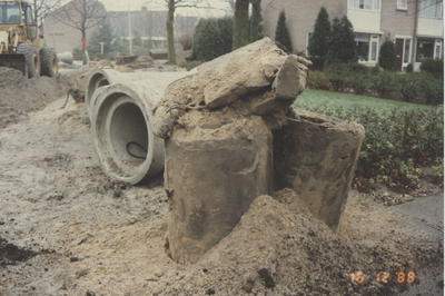 F015272 Straatwerkzaamheden en riolering in de Simon Johannesstraat en Van Diggelenweg te IJsselmuiden in juni 1989.