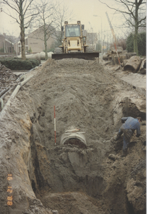 F015273 Straatwerkzaamheden en riolering in de Simon Johannesstraat en Van Diggelenweg te IJsselmuiden in juni 1989.
