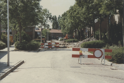 F015275 Straatwerkzaamheden en riolering in de Simon Johannesstraat en Van Diggelenweg te IJsselmuiden in juni 1989.