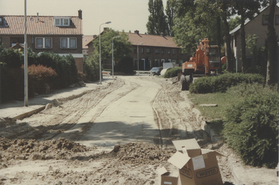 F015276 Straatwerkzaamheden en riolering in de Simon Johannesstraat en Van Diggelenweg te IJsselmuiden in juni 1989.