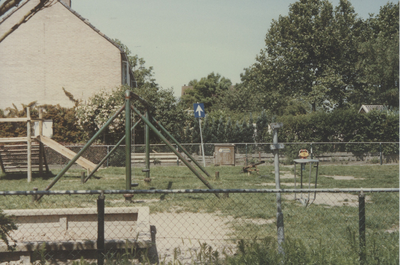 F015278 Straatwerkzaamheden en riolering in de Simon Johannesstraat en Van Diggelenweg te IJsselmuiden in juni 1989.