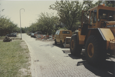 F015279 Straatwerkzaamheden en riolering in de Simon Johannesstraat en Van Diggelenweg te IJsselmuiden in juni 1989.
