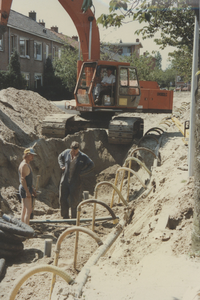 F015283 Straatwerkzaamheden en riolering in de Simon Johannesstraat en Van Diggelenweg te IJsselmuiden in juni 1989.