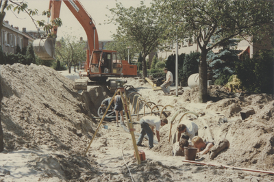 F015284 Straatwerkzaamheden en riolering in de Simon Johannesstraat en Van Diggelenweg te IJsselmuiden in juni 1989.