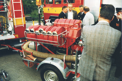 F015868 IJsselmuiden Brandweerwagen 663, een serie van 28 foto's van de ingebruikname van de nieuwe Brandweerwagen met ...