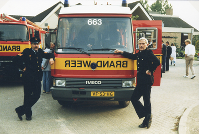 F015877 IJsselmuiden Brandweerwagen 663, een serie van 28 foto's van de ingebruikname van de nieuwe Brandweerwagen met ...