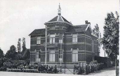 F015996 Ansichtkaart Gemeentehuis IJsselmuiden.