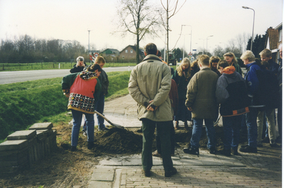 F016029 Boomplantdag 1998 in IJsselmuiden.