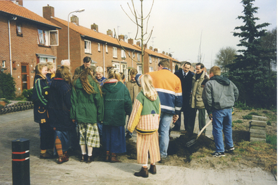 F016030 Boomplantdag 1998 in IJsselmuiden.