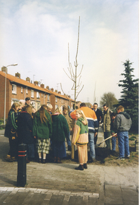 F016031 Boomplantdag 1998 in IJsselmuiden.