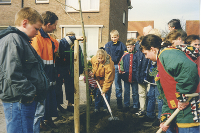 F016032 Boomplantdag 1998 in IJsselmuiden.
