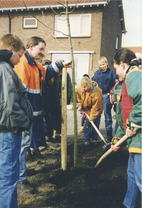 F016033 Boomplantdag 1998 in IJsselmuiden.