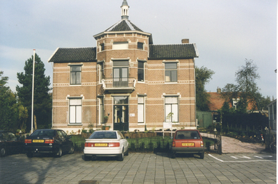 F016042 Voormalig gemeentehuis van IJsselmuiden op de hoek van de Burgemeester van Engelenweg en de Sportlaan.