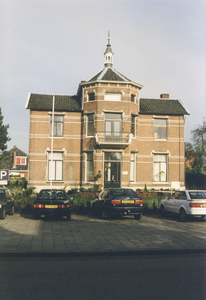 F016043 Voormalig gemeentehuis van IJsselmuiden op de hoek van de Burgemeester van Engelenweg en de Sportlaan.