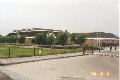 F016064 Sportcomplex De Oosterholthoeve te IJsselmuiden.