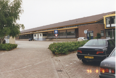 F016072 Bedrijfspand in IJsselmuiden.