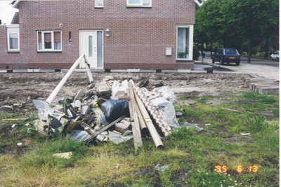 F016108 Verschillende locaties met afval in de gemeente IJsselmuiden.