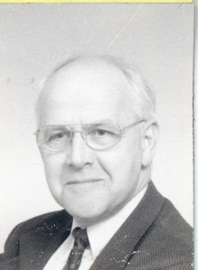 F016136 Van Pijkeren, Wethouder van IJsselmuiden, pasfoto voor de gemeentegids..