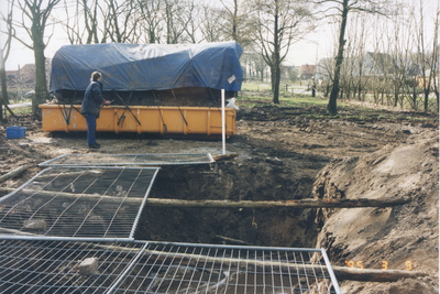 F016157 Gemeentewerken IJsselmuiden serie foto's van het uitgraven van een container en de opslag.