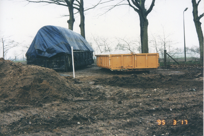 F016162 Gemeentewerken IJsselmuiden serie foto's van het uitgraven van een container en de opslag.