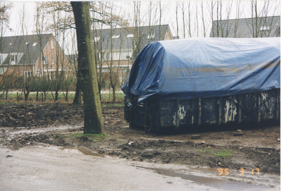 F016164 Gemeentewerken IJsselmuiden serie foto's van het uitgraven van een container en de opslag.