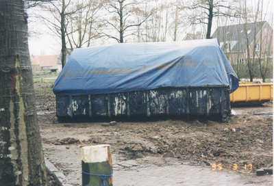 F016165 Gemeentewerken IJsselmuiden serie foto's van het uitgraven van een container en de opslag.
