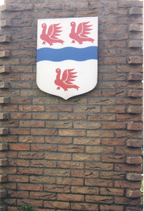 F016174 Wapen van IJsselmuiden op het gemeentehuis.