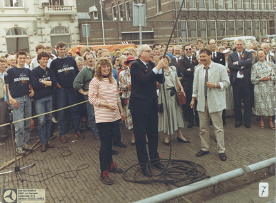 F016488 Bezoek van koningin Beatrix aan Kampen tijdens Koninginnedag.