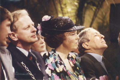 F016570 Bezoek van de koninklijke familie incl. Koningin Beatrix tijdens koninginnedag op 30 april 1988 aan Kampen.