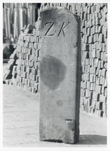F016574 voor en achterkant van een rijk versierde steen met op de achterkant de intitialen ZK.