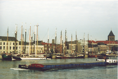 F016638 Kampen de Bruine vloot aan de IJsselkade.