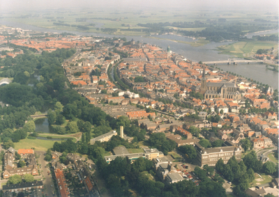 F016692 Luchtfoto van de binnenstad Kampen.