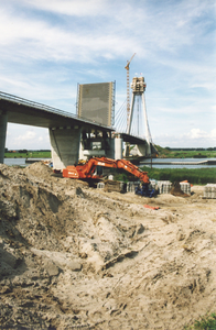 F016696 de Eilandbrug in aanbouw.