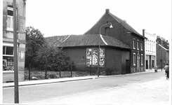 15 Hoofdstraat richting markt in Schaesberg met de panden van Vrosch-Vondenhof (cafe en boerderij) en de stoffenwinkel ...