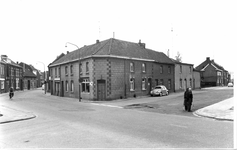 17 Hoek Hoofdstraat en Brandhofstraat. Het huis rechts naast de tuin werd bewoond door de familie Smeets (waarvan de ...