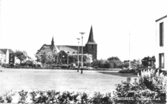  Dekenale Kerk Petrus en Paulus gezien vanaf het plantsoen van het voormalig Gemeentehuis in Schaesberg aan de Hoofdstraat.