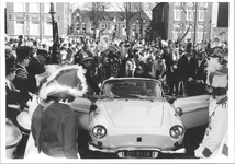 77 Carnaval 1967, de ontvangst voor het nieuwe gemeentehuis van prins carnaval Sander Robbertz. De gebouwen op de ...