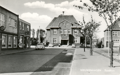 Prentbriefkaart van het Raadhuis van Nieuwenhagen, gezien vanaf het SUN-plein richting Beuteweg. Aan de linkerkant ...