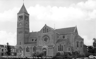  Briefkaart van de RK kerk van Nieuwenhagen Maria Hulp de Christenen aan de voormalige Kerkstraat thans Heigank.