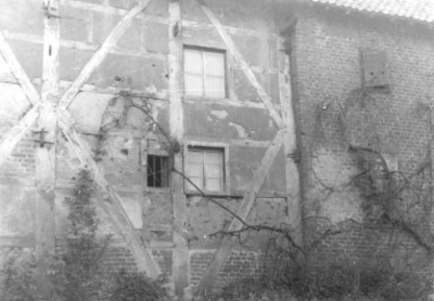 6421 Beschermd dorpsgezicht Rimburg; Zwart/wit foto van vakwerkhuis gelegen aan de Dorpstraat 22 in Rimburg die in ...