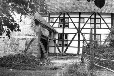 6423 Beschermd dorpsgezicht Rimburg; Zwart/wit foto van vakwerkhuis gelegen aan de Dorpstraat 22 in Rimburg die in ...