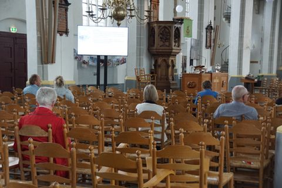 109 Kerkdienst Grote of Sint-Clemenskerk in Steenwijk, zondagmorgen 19 juli 2020. Bezoekers zitten op ruime afstand van ...