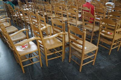111 Kerkdienst Grote of Sint-Clemenskerk in Steenwijk, zondagmorgen 19 juli 2020. Enkele rijen stoelen zijn afgezet.