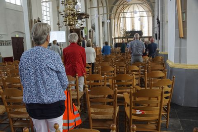 116 Slotzang kerkdienst Grote of Sint-Clemenskerk in Steenwijk, zondagmorgen 19 juli 2020. Bezoekers op ruime afstand ...