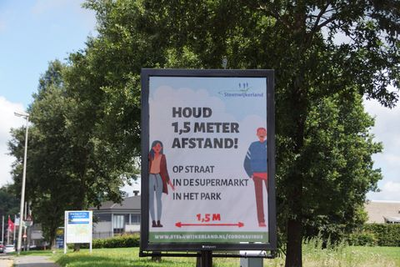 118 Maatregelen tegen verspreiding van het coronavirus op een digitaal informatiebord in Steenwijk aan de Vendelweg