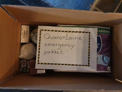 11 Fotograaf stuurt ouders in Duitsland een noodpakket (met een knipoog) met de tekst: Quarantaine emergency pakket. Ze ...
